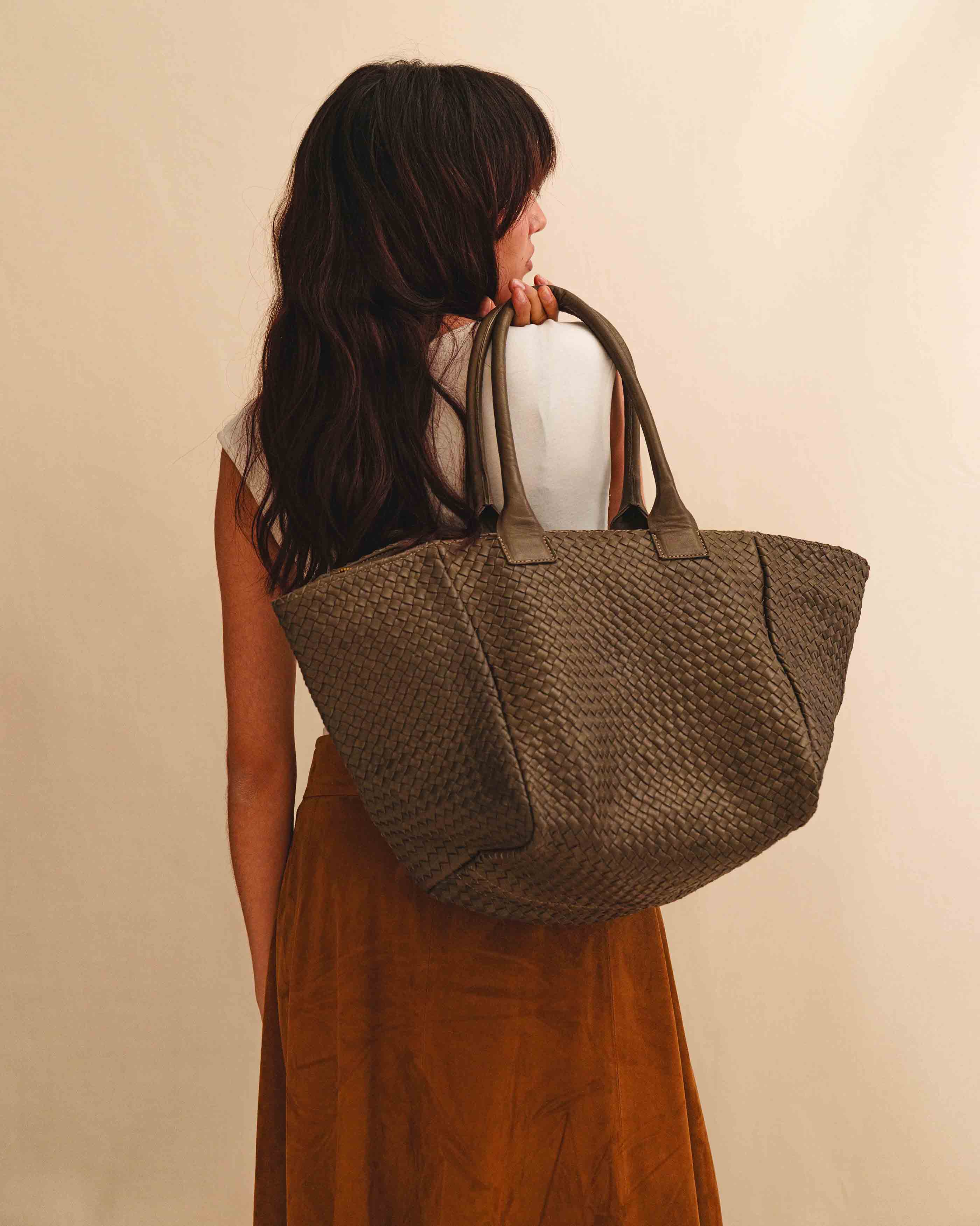 The Shoulder Bag ORIGINAL by LABEL17 is a timeless piece, crafted from fine, vegetable-tanned nappa leather and hand-braided. It features a zipper closure and a convenient interior pocket for your essentials.