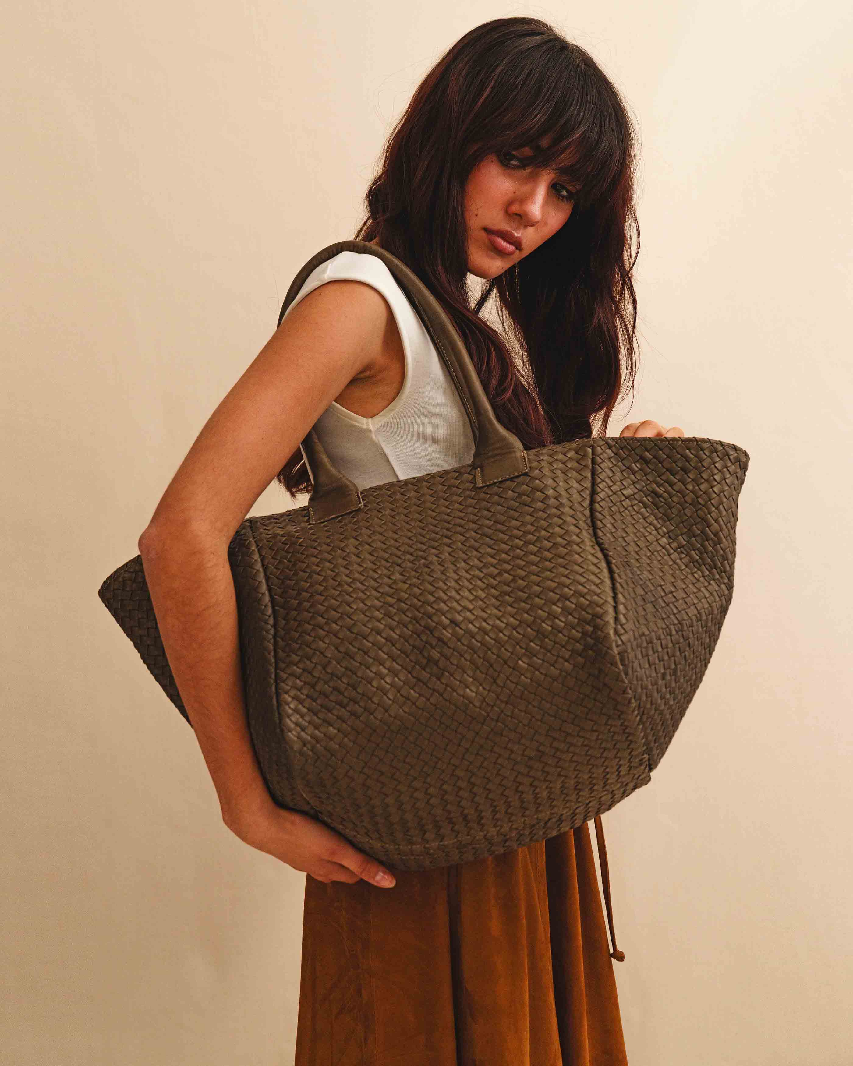 The Shoulder Bag ORIGINAL by LABEL17 is a timeless piece, crafted from fine, vegetable-tanned nappa leather and hand-braided. It features a zipper closure and a convenient interior pocket for your essentials.