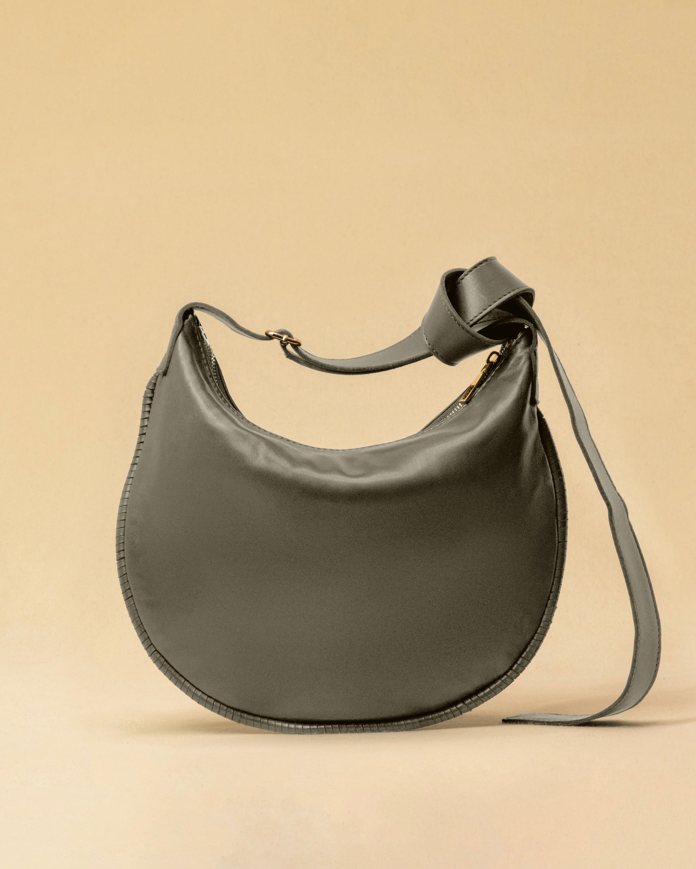 LABEL17's Shoulder Bag Saddle IVY Medium in Stone, made of finest Lamb-Nappa, hand-crafted in Morocco