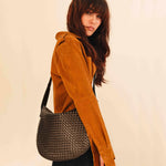 Die SHOULDER BAG SADDLE LUNA Medium von LABEL17 ist aus feinstem, pflanzlich gegerbtem Nappaleder von Hand geflochten. Die Tasche hat einen Reissverschluss und einen ledergefütterten Innenraum mit Seitenfach. Dank dem verstellbaren Schulterriemen ist sie als Schultertasche oder Crossbody zu tragen.