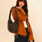 Die SHOULDER BAG SADDLE LUNA Medium von LABEL17 ist aus feinstem, pflanzlich gegerbtem Nappaleder von Hand geflochten. Die Tasche hat einen Reissverschluss und einen ledergefütterten Innenraum mit Seitenfach. Dank dem verstellbaren Schulterriemen ist sie als Schultertasche oder Crossbody zu tragen.