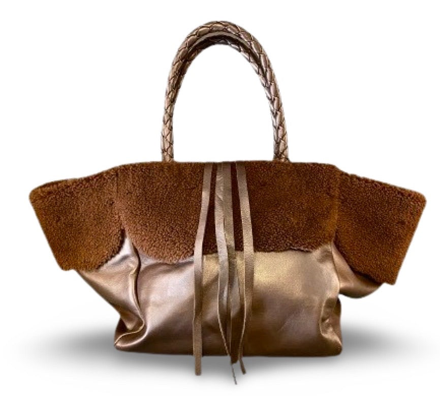 Die Shoulder Bag Shearling Ivy von LABEL17 S hat lange, von Hand geflochtene, Schulterhenkeln und ist aus geschmeidigem, pflanzlich gegerbtem Lamm-Nappaleder und Merino-Lammfell (Italien) gefertigt.