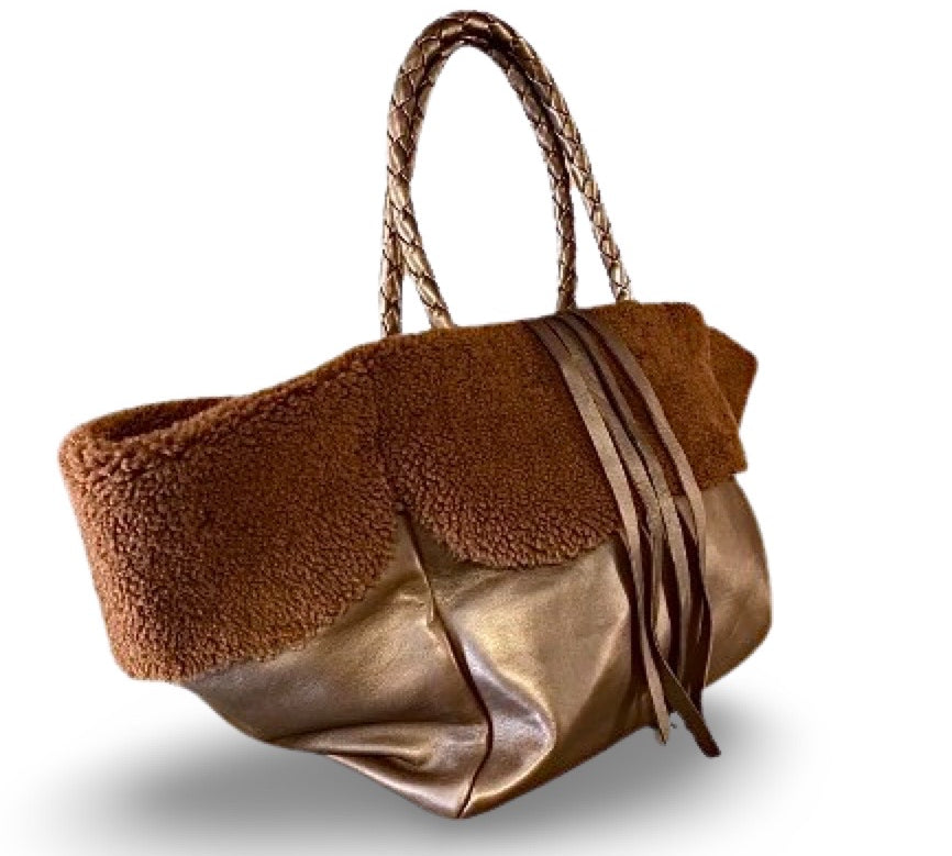 Die Shoulder Bag Shearling Ivy von LABEL17 S hat lange, von Hand geflochtene, Schulterhenkeln und ist aus geschmeidigem, pflanzlich gegerbtem Lamm-Nappaleder und Merino-Lammfell (Italien) gefertigt.