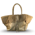 Die Shoulder Bag Shearling Ivy von LABEL17 S hat lange, von Hand geflochtene, Schulterhenkeln und ist aus geschmeidigem, pflanzlich gegerbtem Lamm-Nappaleder und Merino-Lammfell (Italien) gefertigt.