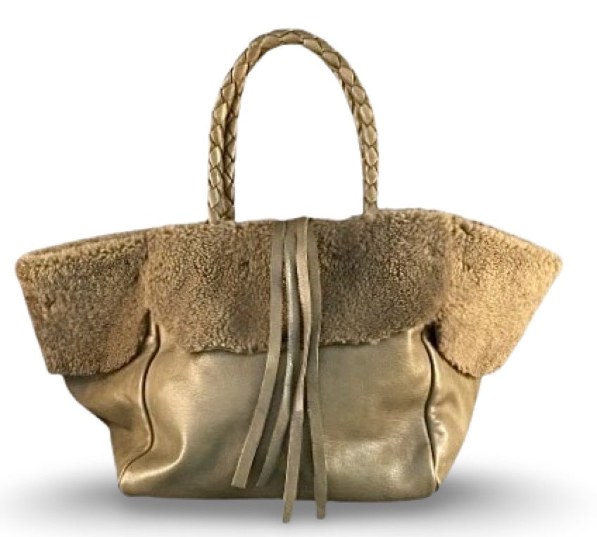 Die Shoulder Bag Shearling Ivy von LABEL17 S hat lange, von Hand geflochtene, Schulterhenkeln und ist aus geschmeidigem, pflanzlich gegerbtem Lamm-Nappaleder und Merino-Lammfell (Italien) gefertigt.