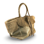 Die Shoulder Bag Shearling Ivy von LABEL17 S hat lange, von Hand geflochtene, Schulterhenkeln und ist aus geschmeidigem, pflanzlich gegerbtem Lamm-Nappaleder und Merino-Lammfell (Italien) gefertigt.