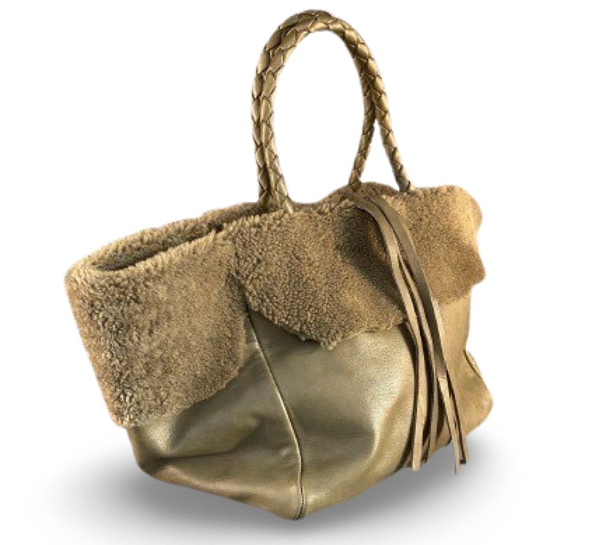 Die Shoulder Bag Shearling Ivy von LABEL17 S hat lange, von Hand geflochtene, Schulterhenkeln und ist aus geschmeidigem, pflanzlich gegerbtem Lamm-Nappaleder und Merino-Lammfell (Italien) gefertigt.