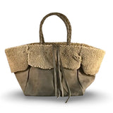 Die Shoulder Bag Shearling Ivy von LABEL17 S hat lange, von Hand geflochtene, Schulterhenkeln und ist aus geschmeidigem, pflanzlich gegerbtem Lamm-Nappaleder und Merino-Lammfell (Italien) gefertigt.