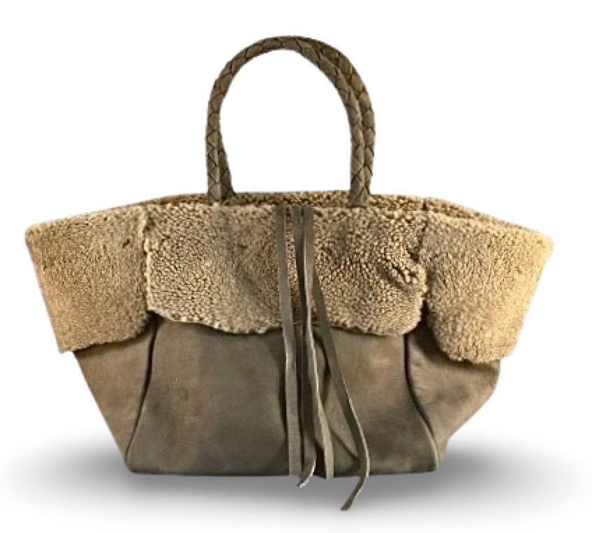 Die Shoulder Bag Shearling Ivy von LABEL17 S hat lange, von Hand geflochtene, Schulterhenkeln und ist aus geschmeidigem, pflanzlich gegerbtem Lamm-Nappaleder und Merino-Lammfell (Italien) gefertigt.