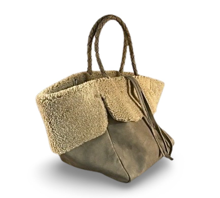 Die Shoulder Bag Shearling Ivy von LABEL17 S hat lange, von Hand geflochtene, Schulterhenkeln und ist aus geschmeidigem, pflanzlich gegerbtem Lamm-Nappaleder und Merino-Lammfell (Italien) gefertigt.