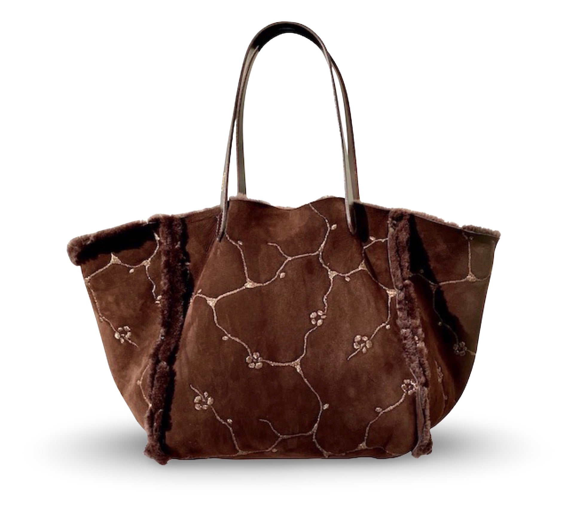 Diese LABEL17 Shoulder Bag ist nach dem Handwerk der St. Galler Spitze, aufwendig im Appenzell, Schweiz bestickt. 