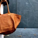 The Shoulder Bag ORIGINAL by LABEL17 is a timeless piece, crafted from fine, vegetable-tanned nappa leather and hand-braided. It features a zipper closure and a convenient interior pocket for your essentials.