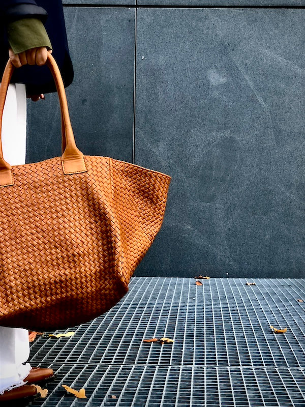 The Shoulder Bag ORIGINAL by LABEL17 is a timeless piece, crafted from fine, vegetable-tanned nappa leather and hand-braided. It features a zipper closure and a convenient interior pocket for your essentials.