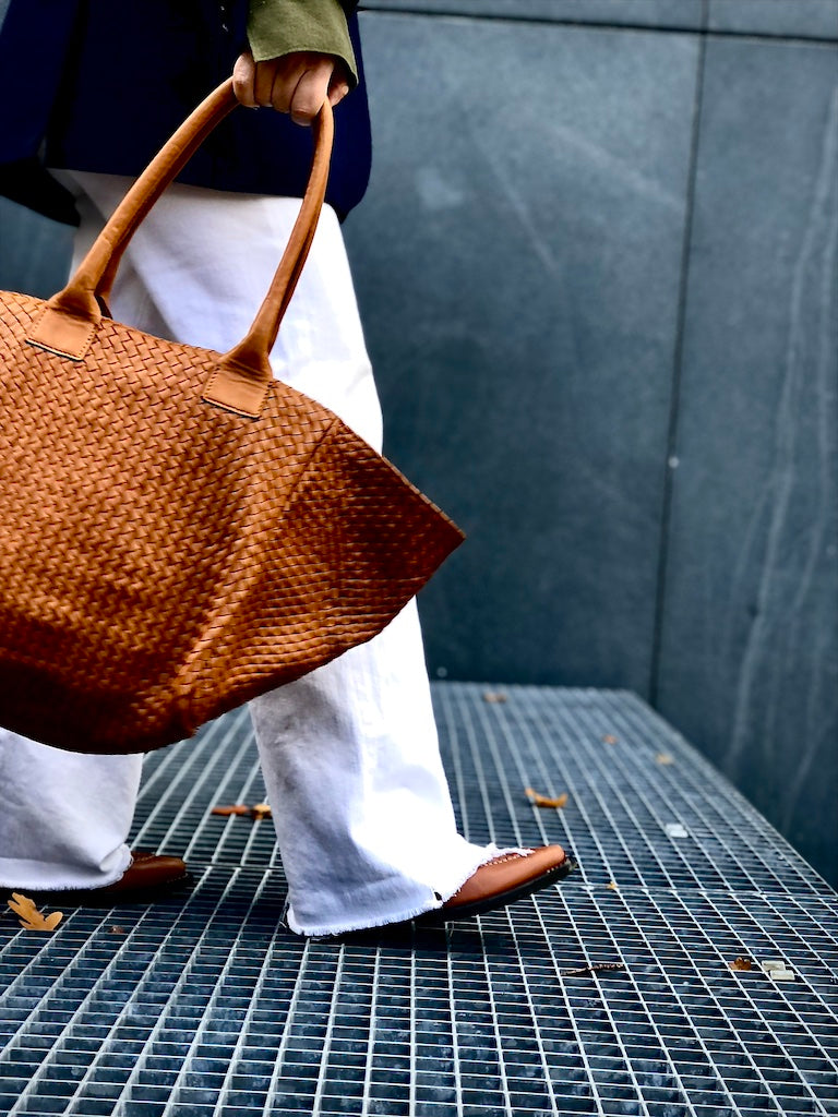 The Shoulder Bag ORIGINAL by LABEL17 is a timeless piece, crafted from fine, vegetable-tanned nappa leather and hand-braided. It features a zipper closure and a convenient interior pocket for your essentials.