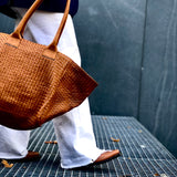The Shoulder Bag ORIGINAL by LABEL17 is a timeless piece, crafted from fine, vegetable-tanned nappa leather and hand-braided. It features a zipper closure and a convenient interior pocket for your essentials.