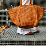 The Shoulder Bag ORIGINAL by LABEL17 is a timeless piece, crafted from fine, vegetable-tanned nappa leather and hand-braided. It features a zipper closure and a convenient interior pocket for your essentials.