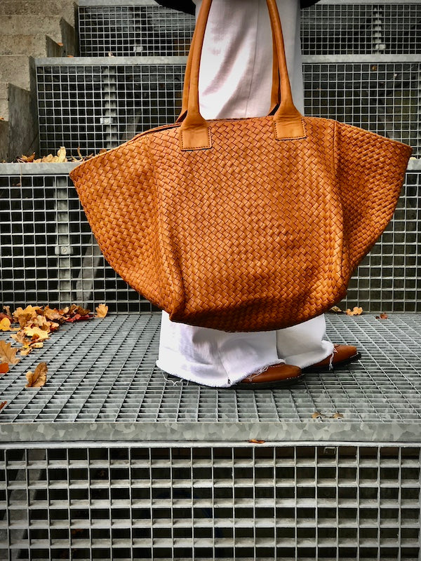 LABEL17 Shoulder Bag  Tresse: Leichte Schultertasche, von Hand geflochten, geschmeidiges, pflanzlich gegerbtes Lamm-Nappaleder, Farbe cognac