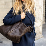 The Shoulder Bag ORIGINAL by LABEL17 is a timeless piece, crafted from fine, vegetable-tanned nappa leather and hand-braided. It features a zipper closure and a convenient interior pocket for your essentials.