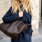 The Shoulder Bag ORIGINAL by LABEL17 is a timeless piece, crafted from fine, vegetable-tanned nappa leather and hand-braided. It features a zipper closure and a convenient interior pocket for your essentials.
