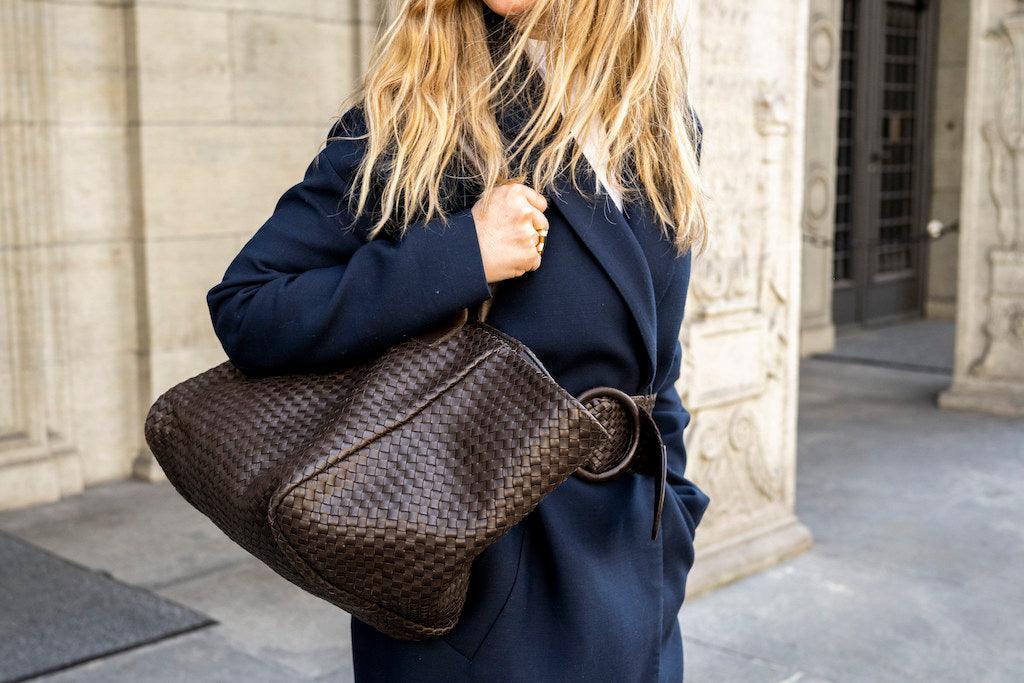 The Shoulder Bag ORIGINAL by LABEL17 is a timeless piece, crafted from fine, vegetable-tanned nappa leather and hand-braided. It features a zipper closure and a convenient interior pocket for your essentials.