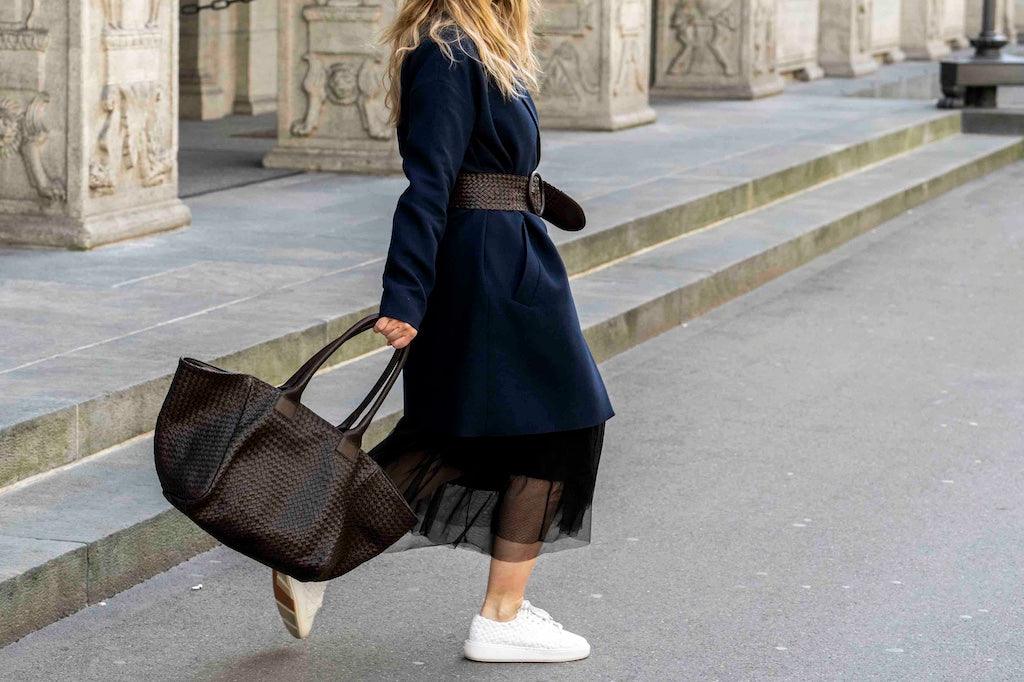 The Shoulder Bag ORIGINAL by LABEL17 is a timeless piece, crafted from fine, vegetable-tanned nappa leather and hand-braided. It features a zipper closure and a convenient interior pocket for your essentials.