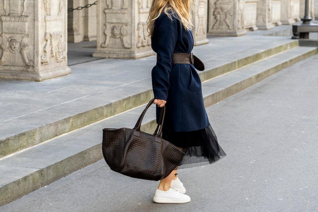 The Shoulder Bag ORIGINAL by LABEL17 is a timeless piece, crafted from fine, vegetable-tanned nappa leather and hand-braided. It features a zipper closure and a convenient interior pocket for your essentials.