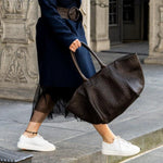 The Shoulder Bag ORIGINAL by LABEL17 is a timeless piece, crafted from fine, vegetable-tanned nappa leather and hand-braided. It features a zipper closure and a convenient interior pocket for your essentials.