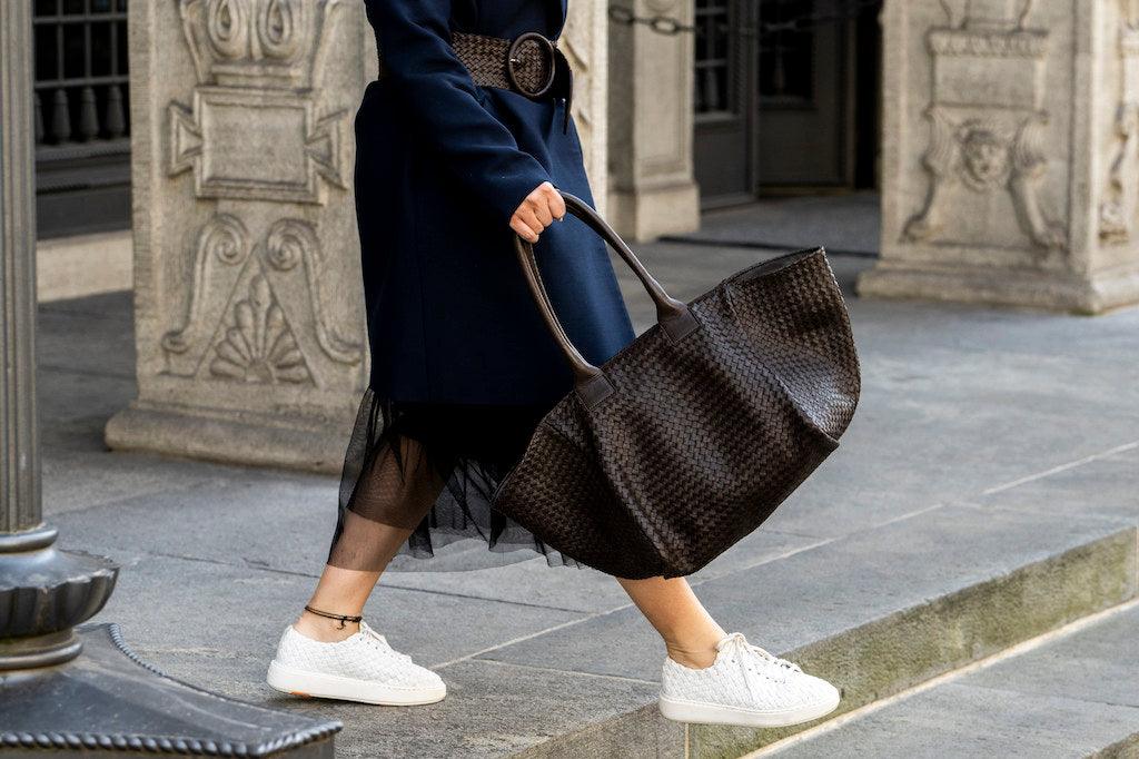 The Shoulder Bag ORIGINAL by LABEL17 is a timeless piece, crafted from fine, vegetable-tanned nappa leather and hand-braided. It features a zipper closure and a convenient interior pocket for your essentials.