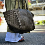 The Shoulder Bag ORIGINAL by LABEL17 is a timeless piece, crafted from fine, vegetable-tanned nappa leather and hand-braided. It features a zipper closure and a convenient interior pocket for your essentials.