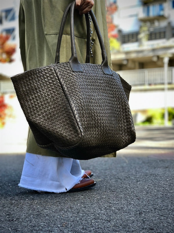 The Shoulder Bag ORIGINAL by LABEL17 is a timeless piece, crafted from fine, vegetable-tanned nappa leather and hand-braided. It features a zipper closure and a convenient interior pocket for your essentials.