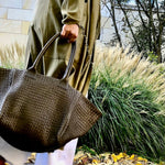 LABEL17 Shoulder Bag  Tresse: Leichte Schultertasche, von Hand geflochten, geschmeidiges, pflanzlich gegerbtes Lamm-Nappaleder, Farbe olive