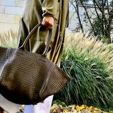 The Shoulder Bag ORIGINAL by LABEL17 is a timeless piece, crafted from fine, vegetable-tanned nappa leather and hand-braided. It features a zipper closure and a convenient interior pocket for your essentials.
