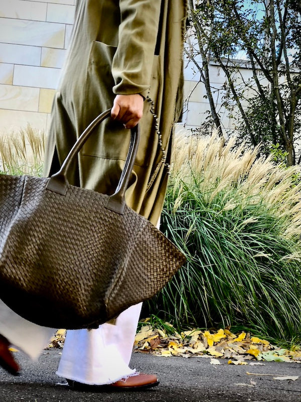 The Shoulder Bag ORIGINAL by LABEL17 is a timeless piece, crafted from fine, vegetable-tanned nappa leather and hand-braided. It features a zipper closure and a convenient interior pocket for your essentials.