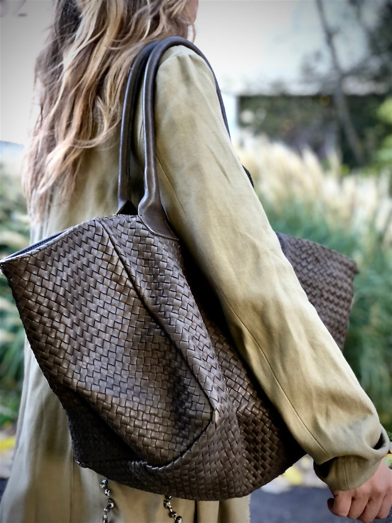 The Shoulder Bag ORIGINAL by LABEL17 is a timeless piece, crafted from fine, vegetable-tanned nappa leather and hand-braided. It features a zipper closure and a convenient interior pocket for your essentials.