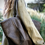 The Shoulder Bag ORIGINAL by LABEL17 is a timeless piece, crafted from fine, vegetable-tanned nappa leather and hand-braided. It features a zipper closure and a convenient interior pocket for your essentials.