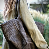 The Shoulder Bag ORIGINAL by LABEL17 is a timeless piece, crafted from fine, vegetable-tanned nappa leather and hand-braided. It features a zipper closure and a convenient interior pocket for your essentials.