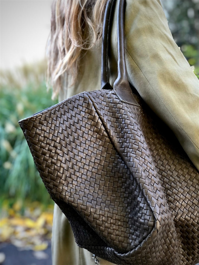 The Shoulder Bag ORIGINAL by LABEL17 is a timeless piece, crafted from fine, vegetable-tanned nappa leather and hand-braided. It features a zipper closure and a convenient interior pocket for your essentials.
