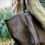 The Shoulder Bag ORIGINAL by LABEL17 is a timeless piece, crafted from fine, vegetable-tanned nappa leather and hand-braided. It features a zipper closure and a convenient interior pocket for your essentials.