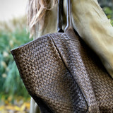 The Shoulder Bag ORIGINAL by LABEL17 is a timeless piece, crafted from fine, vegetable-tanned nappa leather and hand-braided. It features a zipper closure and a convenient interior pocket for your essentials.