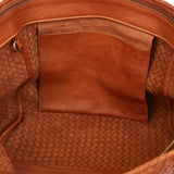 LABEL17 Innenansicht mit integriertem Innenfach, Shoulder Bag  Tresse: Leichte Schultertasche, von Hand geflochten, geschmeidiges, pflanzlich gegerbtes Lamm-Nappaleder, Farbe cognac