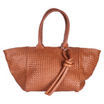 LABEL17 Shoulder Bag  Tresse: Leichte Schultertasche, von Hand geflochten, geschmeidiges, pflanzlich gegerbtes Lamm-Nappaleder, mit Schlüsselanhänger, Farbe cognac