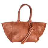 LABEL17 Shoulder Bag  Tresse: Leichte Schultertasche, von Hand geflochten, geschmeidiges, pflanzlich gegerbtes Lamm-Nappaleder, mit Schlüsselanhänger, Farbe cognac