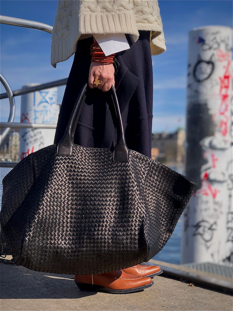 Shoulder Bag XL (Weekender), Black, von LABEL17: gefertigt aus geschmeidigem, pflanzlich gegerbtem Lamm-Nappaleder, von Hand geflochten mit zusätzlichem, ebenfalls von Hand geflochtenem Etui zur Organisation innerhalb der Tasche. Handgefertigt in Marokko.