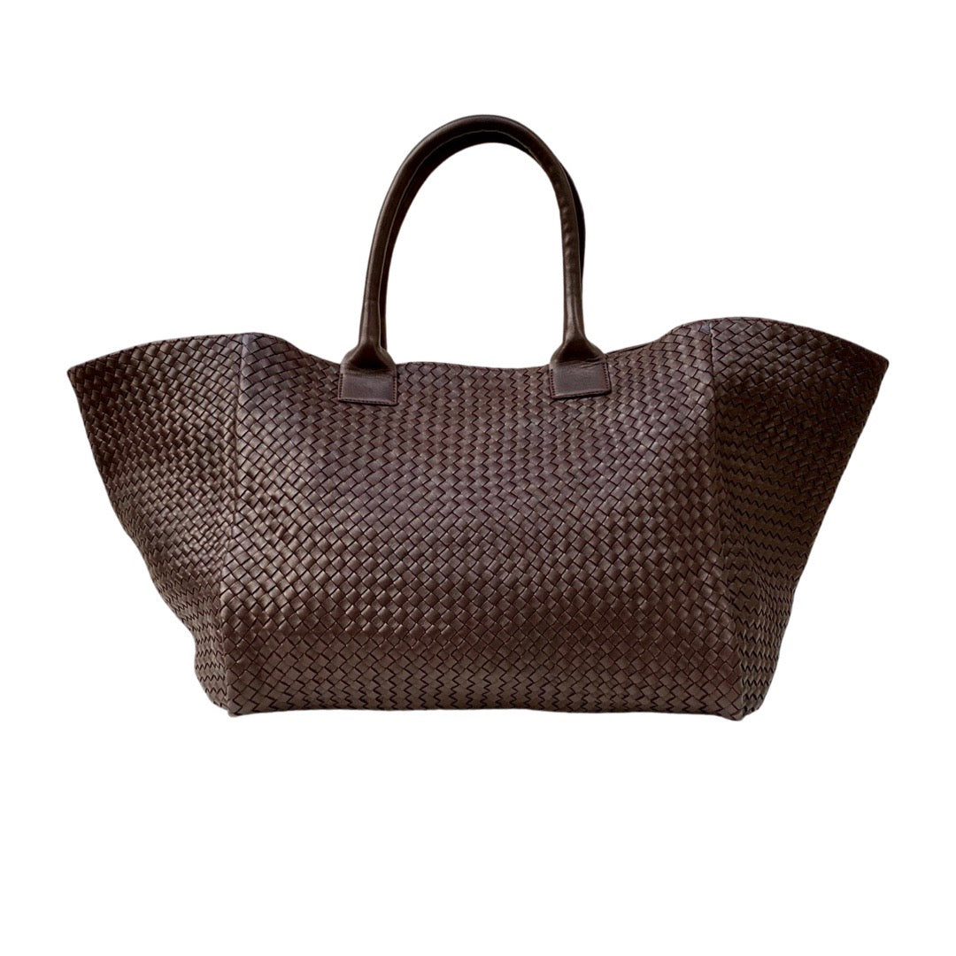 Shoulder Bag XL (Weekender), Darkbrown, von LABEL17: gefertigt aus geschmeidigem, pflanzlich gegerbtem Lamm-Nappaleder, von Hand geflochten mit zusätzlichem, ebenfalls von Hand geflochtenem Etui zur Organisation innerhalb der Tasche. Handgefertigt in Marokko.