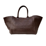 Shoulder Bag XL (Weekender), Darkbrown, von LABEL17: gefertigt aus geschmeidigem, pflanzlich gegerbtem Lamm-Nappaleder, von Hand geflochten mit zusätzlichem, ebenfalls von Hand geflochtenem Etui zur Organisation innerhalb der Tasche. Handgefertigt in Marokko.
