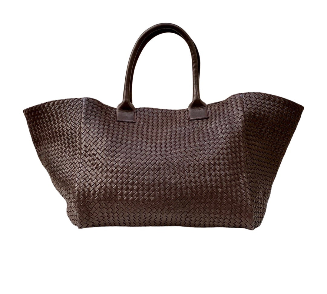 Shoulder Bag XL (Weekender) von LABEL17: gefertigt aus feinem, handgeflochtenem, pflanzlich gegerbtem Lamm-Nappaleder mit zusätzlichem, ebenfalls von Hand geflochtenem Etui zur Organisation innerhalb der Tasche. Handgefertigt in Marokko.
