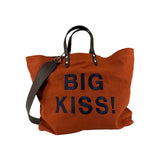 Bestickte Stofftasche von LABEL17 mit braunen Lederhenkeln und BIG KISS Botschaft auf der Vorderseite. Hergestellt in Marokko