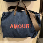 Bestickte Stofftasche von LABEL17 mit braunen Lederhenkeln und AMOUR Botschaft auf der Vorderseite. Hergestellt in Marokko