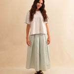 Das weisse T-Shirt DAKOTA von LABEL17 ist aus 100% hochwertiger Baumwolle besticht durch seinen femininen A-förmigen Schnitt – ein zeitloses Basic, das zu jedem Outfit passt. Ob zum Skirt LINA, zur Lieblingsjeans oder als Basis für einen layered Look.