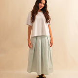 Das weisse T-Shirt DAKOTA von LABEL17 ist aus 100% hochwertiger Baumwolle besticht durch seinen femininen A-förmigen Schnitt – ein zeitloses Basic, das zu jedem Outfit passt. Ob zum Skirt LINA, zur Lieblingsjeans oder als Basis für einen layered Look.